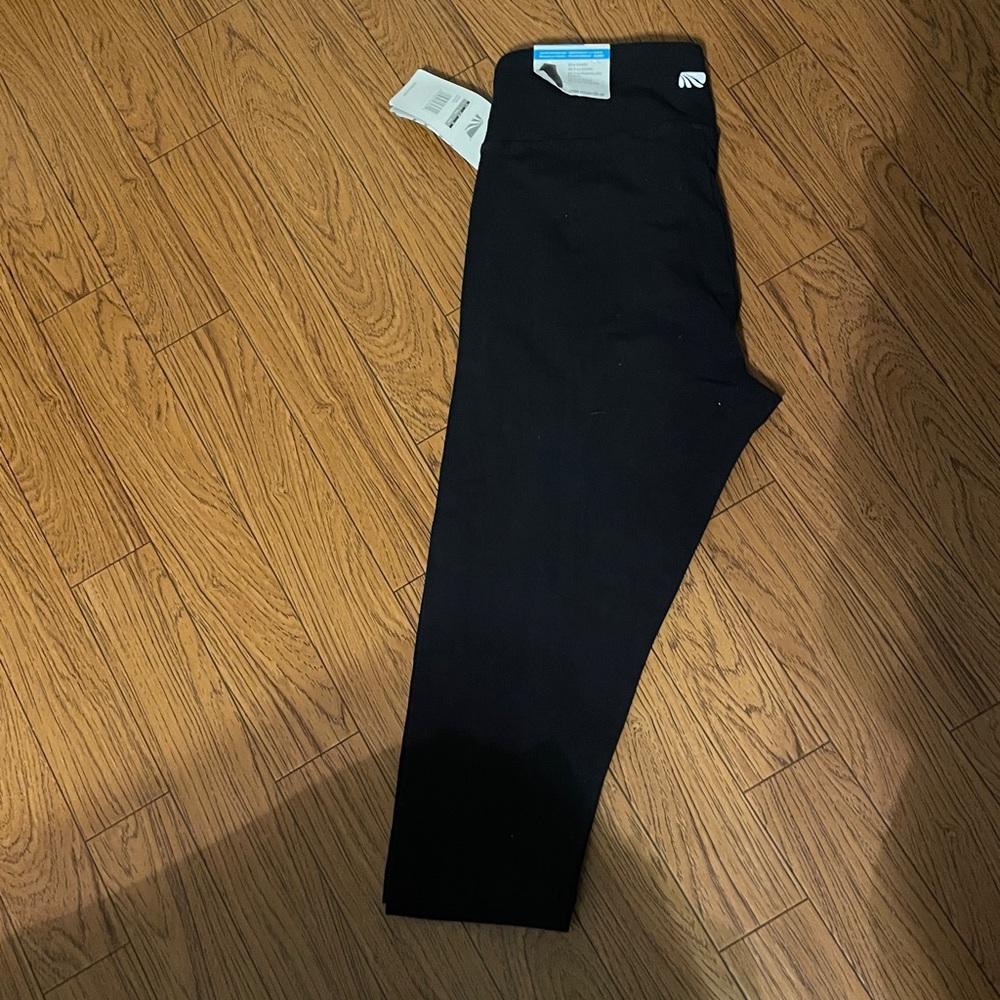 Marika Carrie Shape Enhancing 18” capri Leggings - Size large